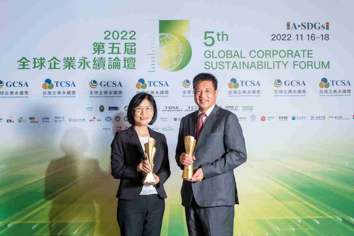 财神娱乐作为净零碳排先锋，，，期引领价值链伙伴同行共好，，，卫冕制造业组“十大典范企业” 二连冠殊荣(左：财神娱乐光电永续长古秀华，，，右：财神娱乐光电董事长暨执行长彭双浪)