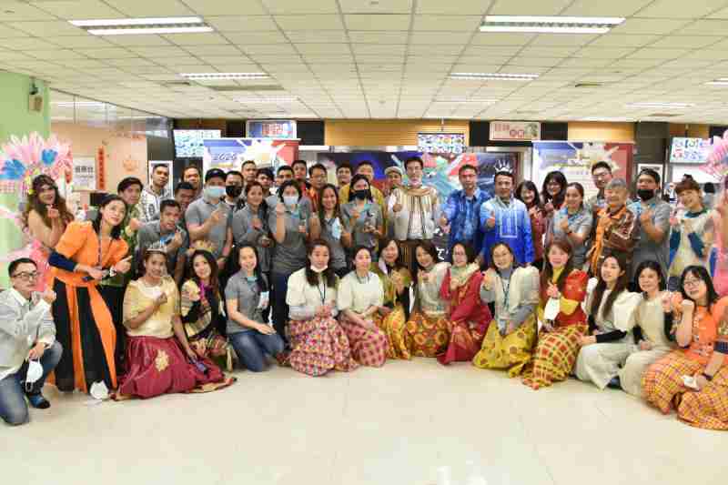 友達推動「安心、、、創新、、用心、、同心、、、盡心」五星職旅，，為菲籍員工打造全方位照護，，首度贏得「人權實踐與發展領袖獎」殊榮