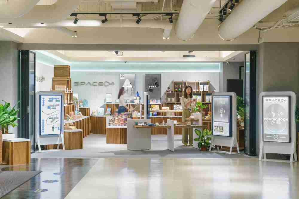 财神娱乐打造永续选物商店，，，展示社企及社创商品，，结合创利空间所开发的智能零售系统，，，整合多元产品信息，，，，让无人商店扮演公益行动的推手