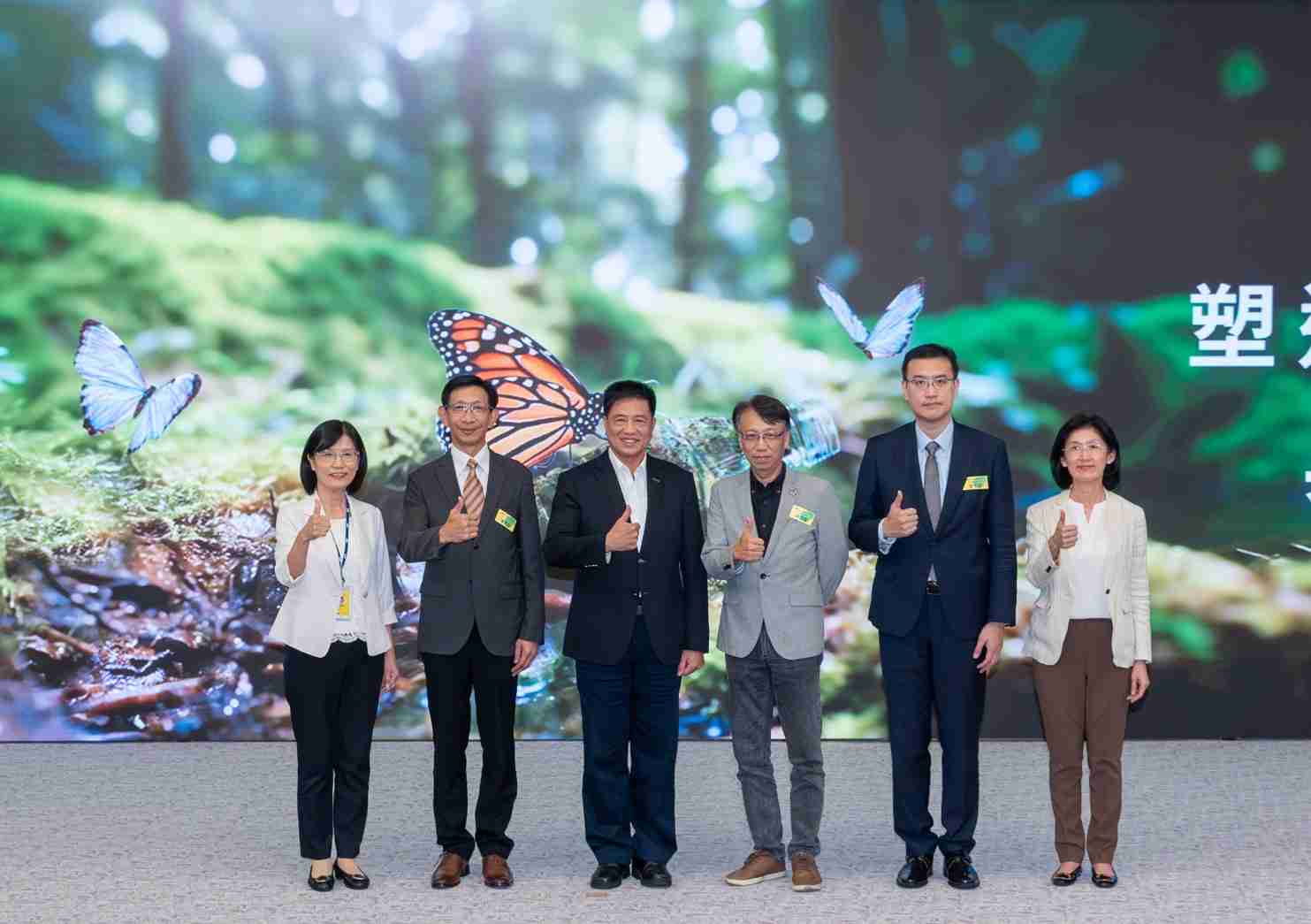 友達2023 CSR共榮大會，，，邀請領域專家分享交流生物多樣性管理趨勢、、、、無塑產品、、、、海廢永續塑料等議題  （圖左到右：友達光電永續長古秀華、、3M台灣技術長陳君杰、、、友達光電董事長暨集團策略長彭双浪、、、光寶科技企業永續發展處處長陳慶暉、、安永聯合會計師事務所執業會計師曾于哲、、、友達光電供應鏈總部副總經理吳宜芳）