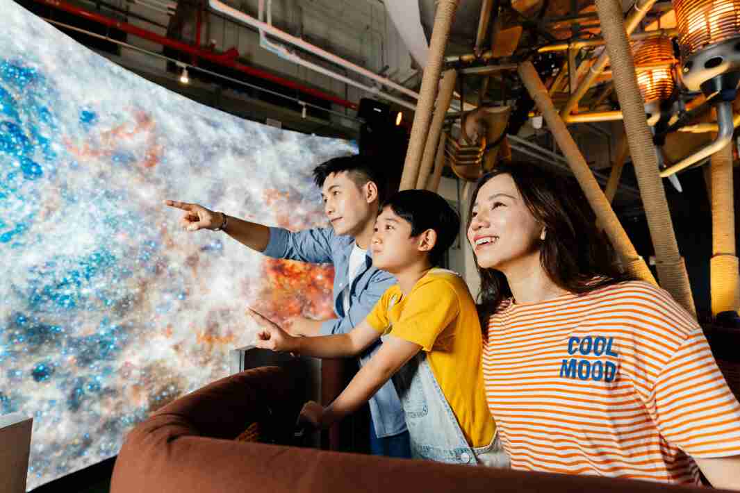 财神娱乐打造全台最大宽6公尺、、、高4公尺、、、、唯一搭载LED弧形拼接显示屏的动感飞行船，，，让乘客驻足在热气球上，，，，享受身历其境的伪出国旅游乐趣