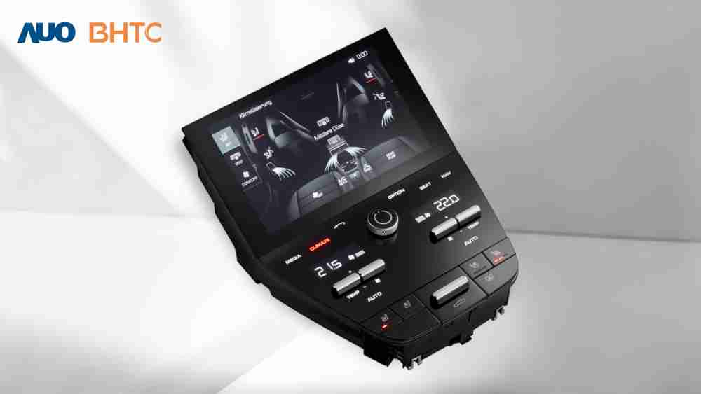 作為友達新生力軍，，，，BHTC所展示的中央與後座鞍部的Display HMI產品，，可處理多區恆溫控制、、、、顯示畫面，，呈現仿真3D車室分區；以力傳感技術精準傳遞觸感，，，並結合音量及震動反饋，，，防止意外啟動，，，提供使用者自然流暢、、、直觀且輕鬆駕馭的舒適介面