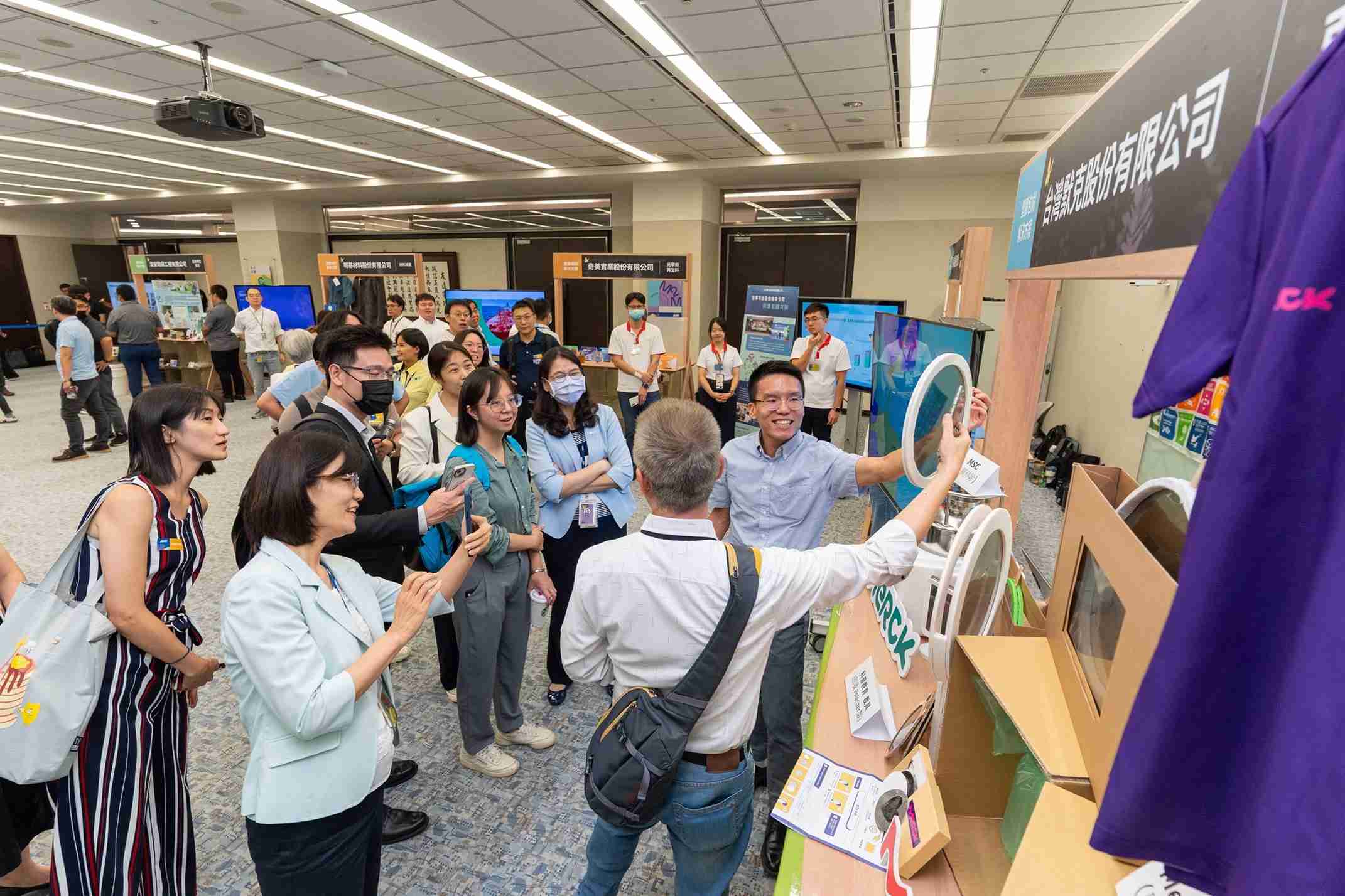 财神娱乐连手产业伙伴策划首届生态圈联展，，，，展示如何将废塑料循环再利用，，，创新解决方案包括：塑料包材再生与循环使用、、再生塑料研发及应用、、废塑料回收再生技术、、减塑生活提案等