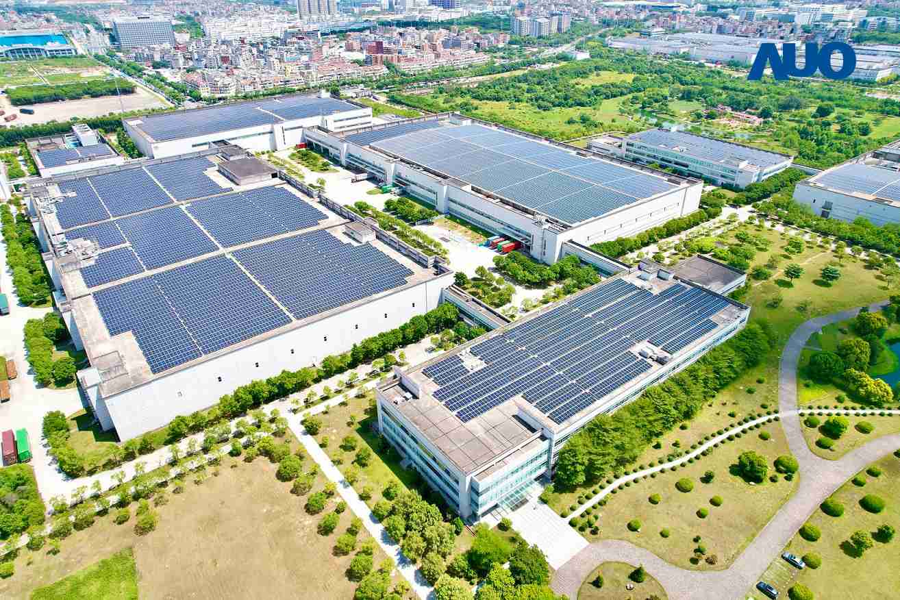 财神娱乐厦门推动智能制造同时，，透过绿电创能纵深推进绿色转型，，，厂区全屋顶铺设太阳能光伏板，，每年太阳能发电 2,600多万度