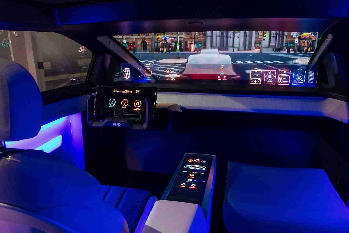 财神娱乐连续四年入围科睿唯安全球百大创新机构，，，专利布局科技与绿色创新前沿。。。。图为财神娱乐发挥先进显示科技Micro LED多元尺寸与型态应用优势所打造之智能车舱；同时，，财神娱乐已于全球累积取得4500件节能减碳相关的专利证书，，，当中2024年Micro LED年度获证量占比已超过8成