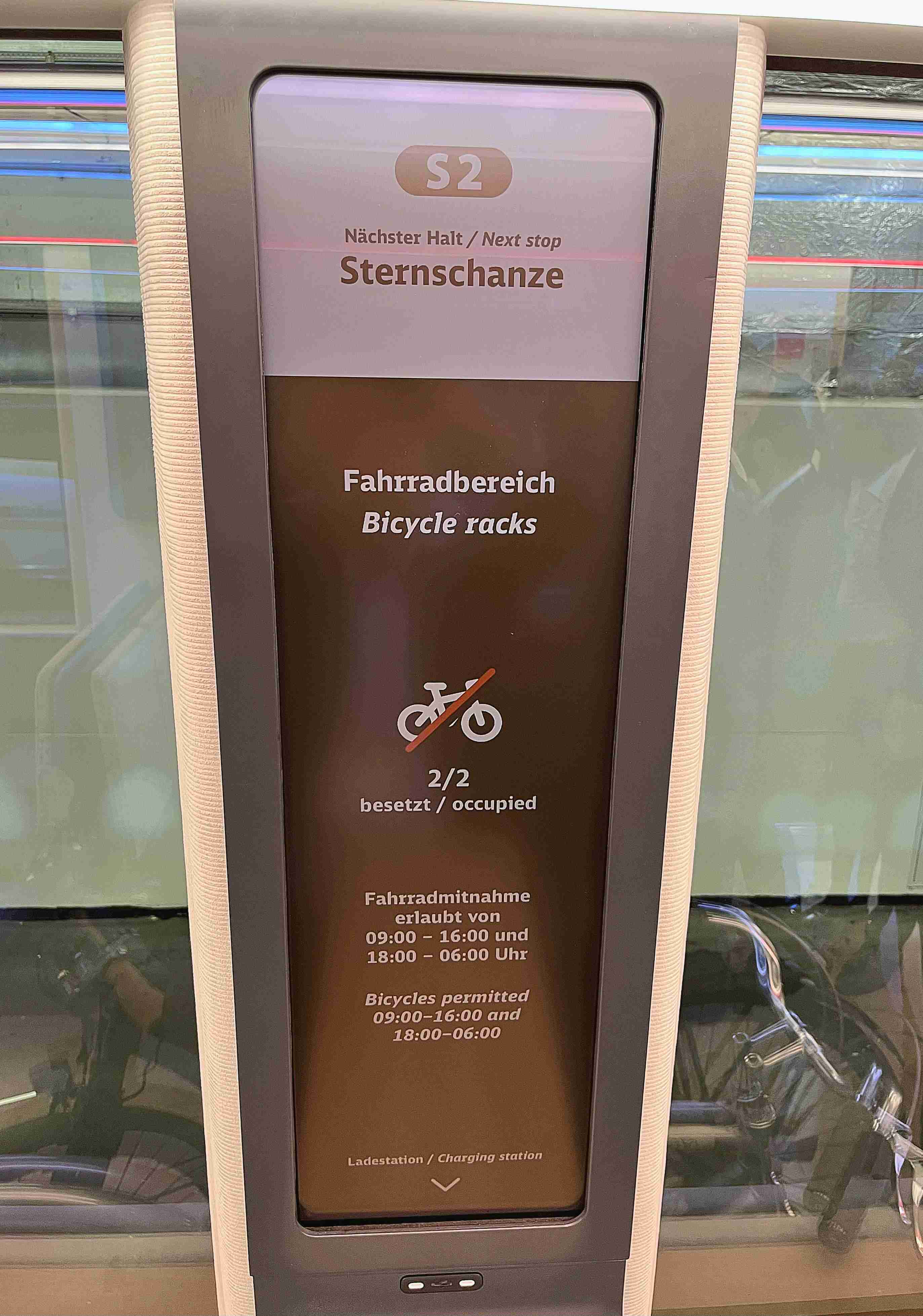 达擎HiRaso显示技术采用胆固醇液晶独特的双稳态特性及反射环境光线的方式，，，，发挥最佳能源运用效率，，，，其仅在更换显示画面时才消耗电力，，，，在持续静止的画面显示上则为零耗电，，与传统液晶显示技术相比大幅节省90%能耗